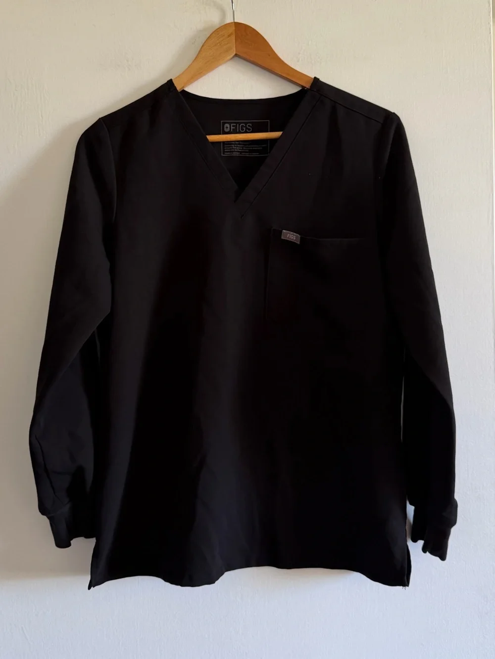 FIGS Technical Collection Black Women’s V-Neck Long Sleeve Classic Scrubs Top - Picture 3 of 6